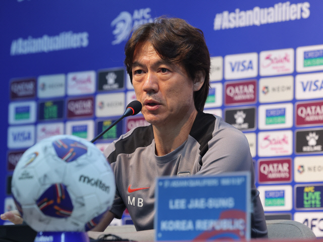 대한민국 축구 국가대표팀 홍명보 감독 쿠웨이트와의 2026 북중미 월드컵 아시아 3차 예선 최종전을 하루 앞둔 9일 서울월드컵경기장에서 기자회견을 하고 있다. [연합뉴스]